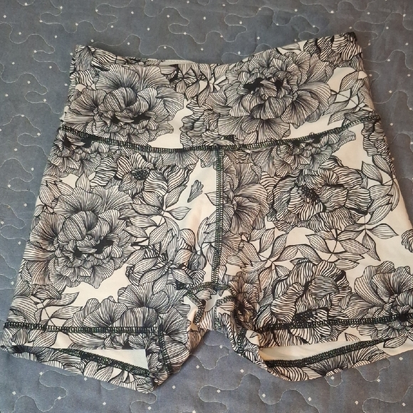 Balance Collection Black Floral Bike Shorts size medium - Picture 1 of 4